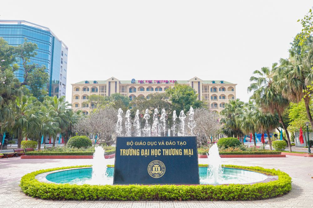 Trao giấy chứng nhận kiểm định chất lượng cơ sở giáo dục chu kỳ 2 Trường Đại Thương mại